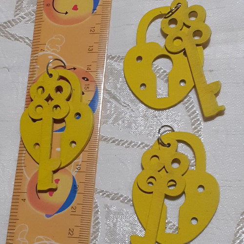 Wooden craft decorations like new, pack of 12, yellow key and heart