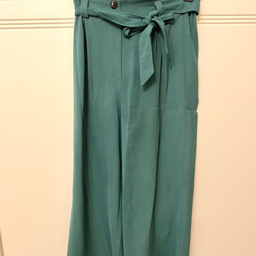 Stradivarius green fabric cropped pants size S, like new