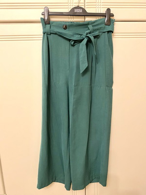 Stradivarius green fabric cropped pants size S, like new