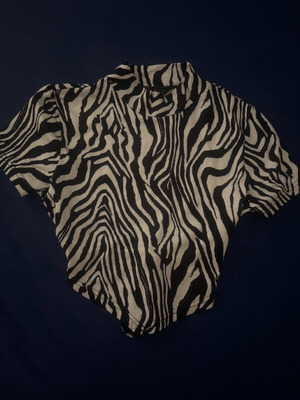 Zebre short-sleeve top with open back like new, size S