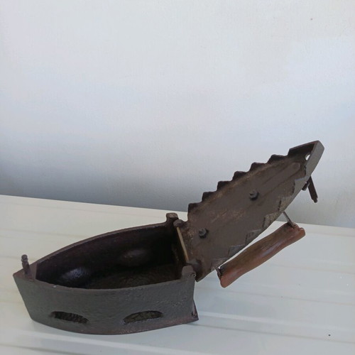 Antique Charcoal Iron 1925 Cast Iron Like New