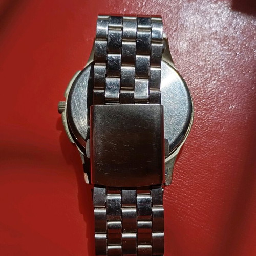 Wristwatch used, battery-powered, large size, needs battery change