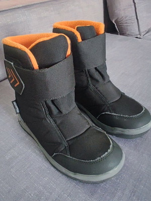 Children's waterproof snow boots size 32 like new, black