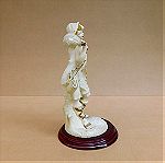  Άγαλμα βοσκού με αρνάκι, κατασκευασμένο από ρητίνη.