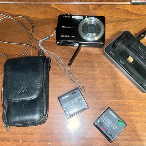 Casio Exilim digital camera 6M pixels used with 2 batteries and leather case