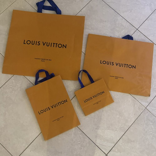 Χάρτινες τσάντες Louis Vuitton μεταχειρισμένες, σε τέσσερα μεγέθη