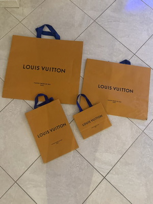 Χάρτινες τσάντες Louis Vuitton μεταχειρισμένες, σε τέσσερα μεγέθη