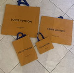 Χάρτινες τσάντες Louis Vuitton μεταχειρισμένες, σε τέσσερα μεγέθη