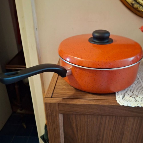 Nonstick saucepan with handle and lid like new, vibrant color