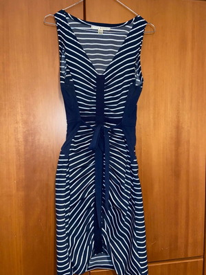 Women's sleeveless dress like new with adjustable waist ribbon, white and blue, size L