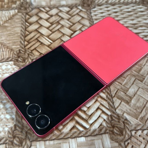 Samsung Galaxy Z Flip 7 used, pink color, 256GB