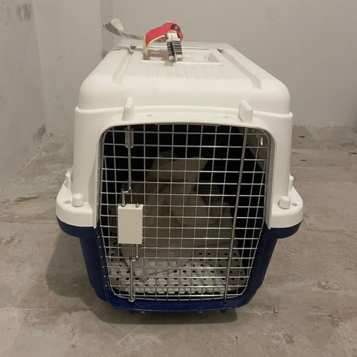 Pet carrier for cats and small dogs, like new, suitable for air travel