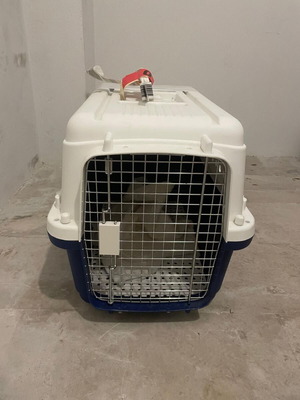 Pet carrier for cats and small dogs, like new, suitable for air travel