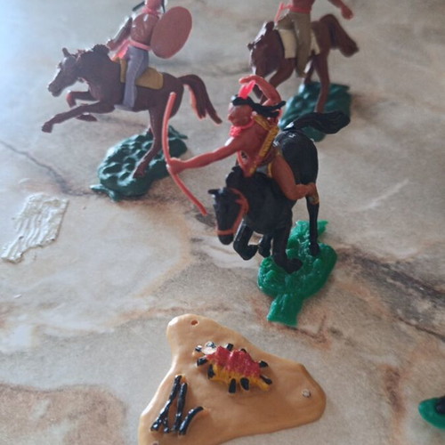 Plasty set of 6 Indian horsemen figures and 1 campfire