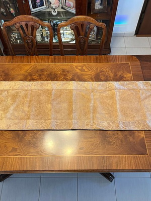 Table runner used, dimensions 172x42cm