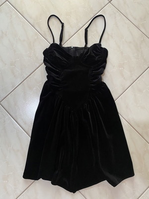 Bershka βελούδινο φόρεμα σε μαύρο, XS