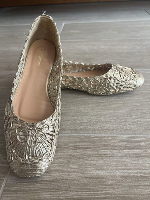 Gold ballet flats size 39