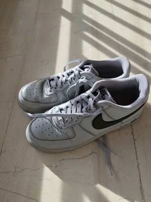 Nike Air Force 1 δερμάτινα αθλητικά παπούτσια σε λευκό και γκρι, μέγεθος 44
