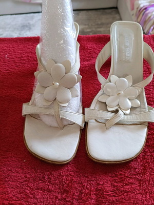 Leather women's sandals like new, white pearl color, size 39