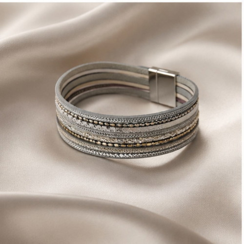 Axel bracelet like new, leather with rhinestones, magnetic clasp