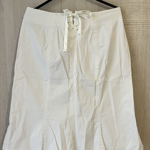 White skirt like new, medium size, detailed hem