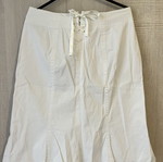 White skirt like new, medium size, detailed hem