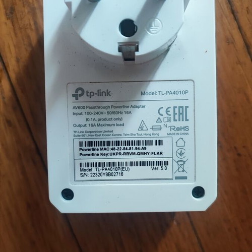 TP-LINK TL-PA4010P KIT v3 Powerline adapter with passthrough socket and Ethernet port