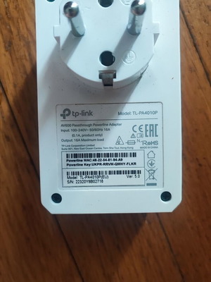 TP-LINK TL-PA4010P KIT v3 Powerline adapter with passthrough socket and Ethernet port