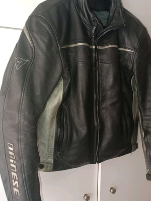 Δερμάτινο μπουφάν Dainese σαν καινούργιο, μέγεθος 48 με προστατευτικά
