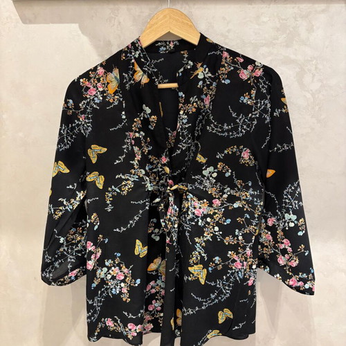 Shirt with floral motifs size M like new