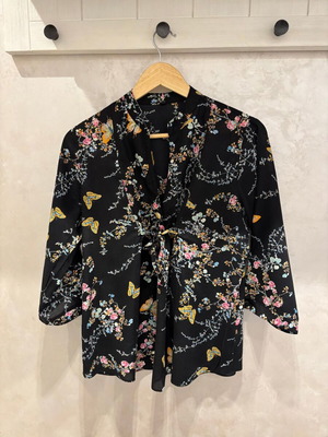 Shirt with floral motifs size M like new