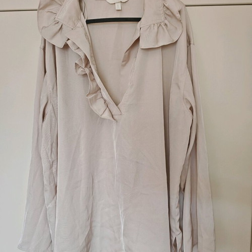 H&M blouse with ruffles, size L, like new, beige