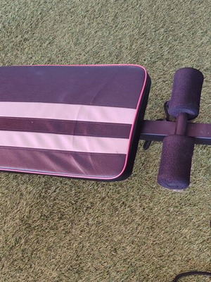 Abdominal bench with resistance bands like new, adjustable