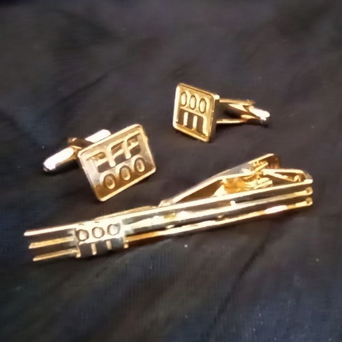 Vintage gold tie clip and cufflinks set with geometric design, like new