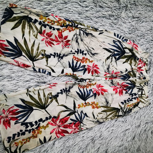 Floral capri pants like new, multicolored, ideal for summer