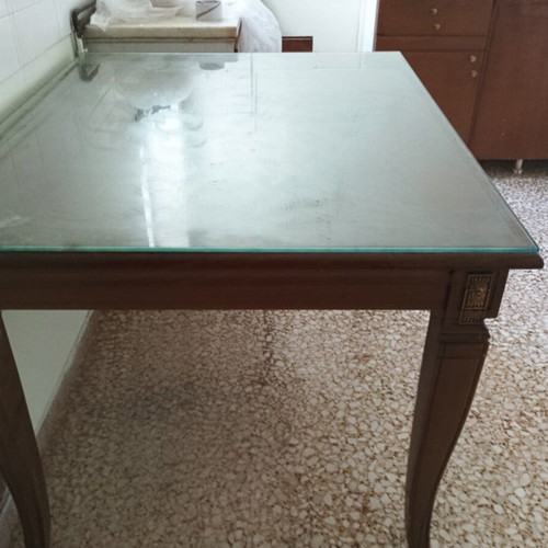 Table like new with glass in very good condition