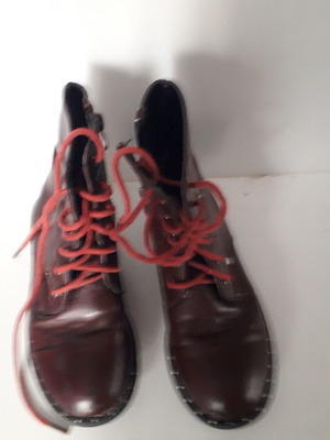 Children's red boots new, size 32