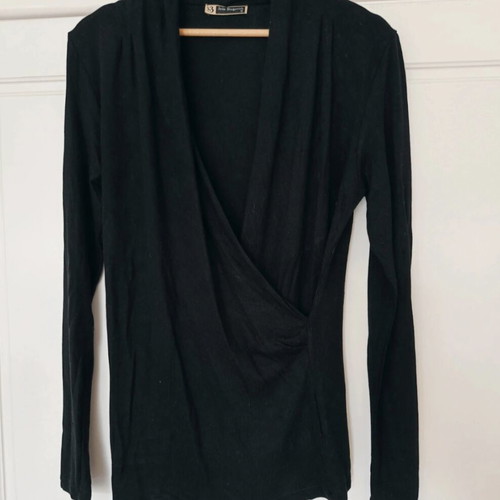 Julia Bergovich Black V-cruise Blouse like new, size M