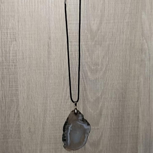 Stone pendant used with polished natural stone slice