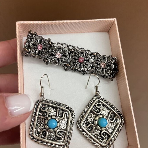 Vintage earrings and bracelet like new