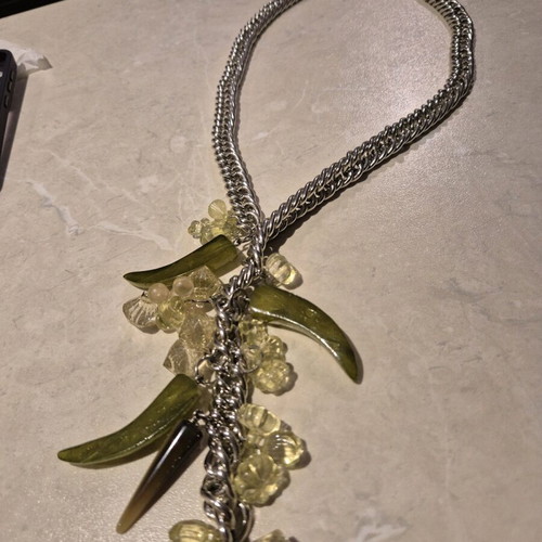 Chunky chain necklace like new, green and silver tones