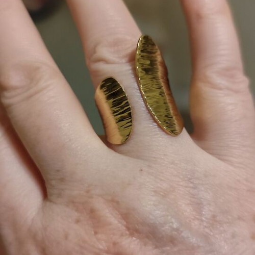 Impressive embossed ring new, gold color stainless steel