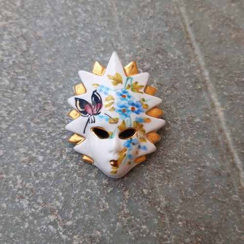 Ceramic Italian pin like new