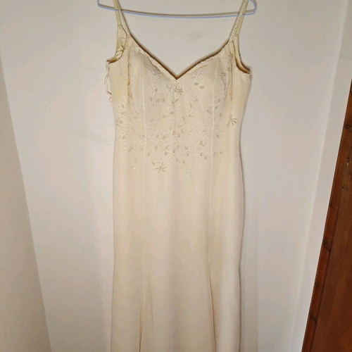 Maxi dress in butter yellow color with straps and embroidery