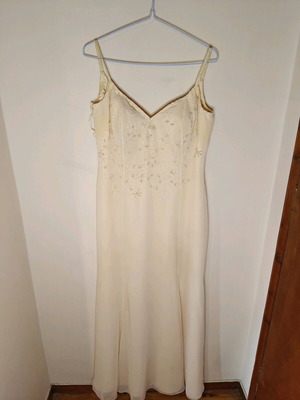 Maxi dress in butter yellow color with straps and embroidery