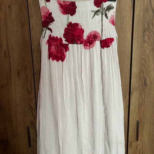 Strapless long dress used with flowers and wasp nest pattern