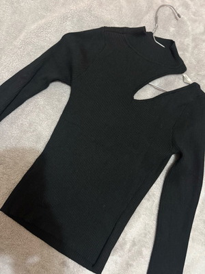 Πλεκτό τοπ αφόρετο με σκίσιμο στον ώμο, one size, μαύρο