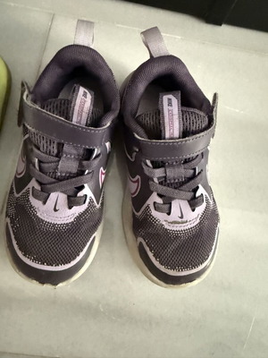 Nike kids shoes size 26 like new