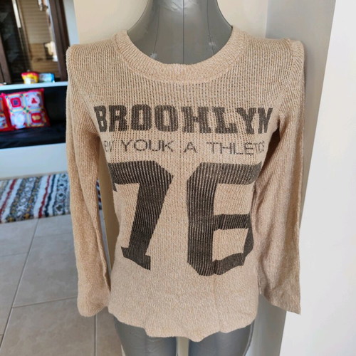 Knitted sweater beige with zipper, one size, like new