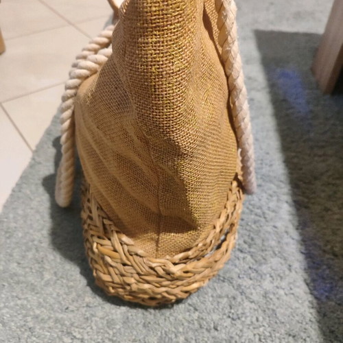 Straw shoulder bag used with pom poms and rope straps beige